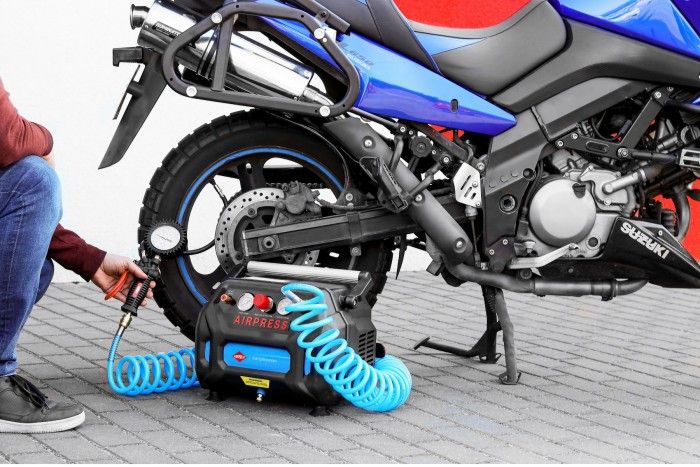 Mobilní kompresor Blue Series při huštění motocyklu Blue Series kompresor huštějící motocykl